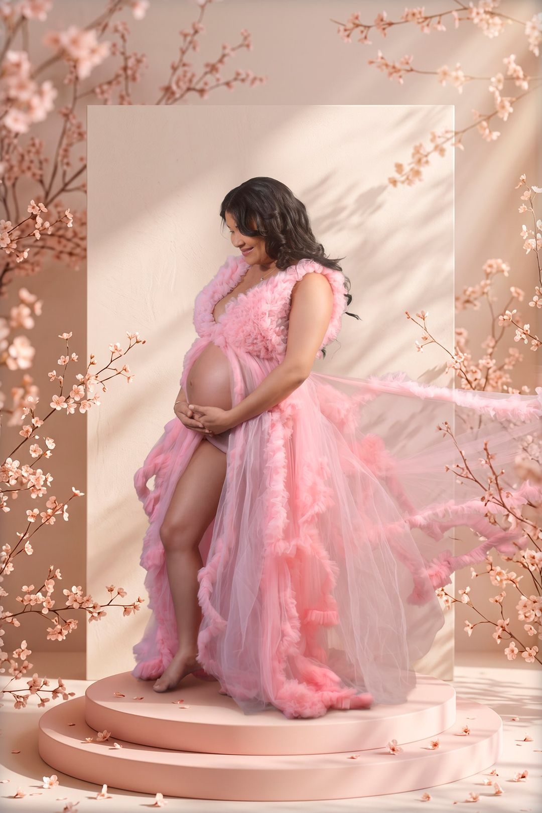 Retrato de maternidad con vestido rosa y fondo floral