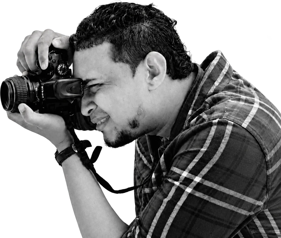 Esmil Ortega fotografiando con su cámara